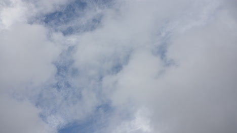 Weiche,-Sonnenbeschienene-Wolken-Ziehen-Sanft-über-Einen-Strahlend-Blauen-Himmel