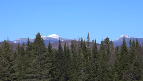 Schneebedeckte-Adirondack-Mountains-In-Der-Ferne