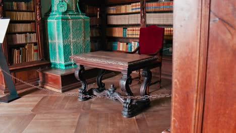 Antiker-Bibliotheks-Studienraum-Im-Schloss-Trakoscan,-Präsentiert-Eine-Königliche-Bibliotheksumgebung-Mit-Historischem-Charme