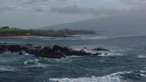 Espectacular-Vista-Costera-De-Ho&#39;okipa-Surf-Break,-Maui,-Olas-Rompiendo-En-Las-Rocas