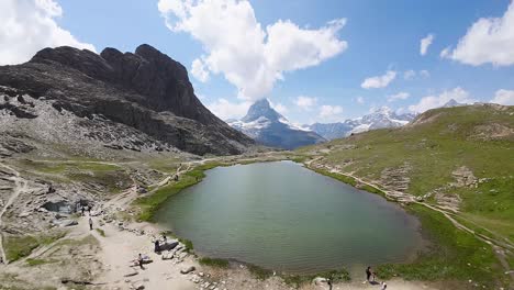 Hermosa-Vista-Del-Matterhorn-Sobre-El-Lago-Riffelsee-Con-El-Reflejo-Y-Las-Nubes-En-Los-Alpes-Suizos,-Suiza,-Europa