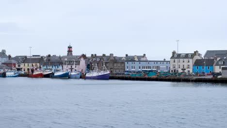 Nahaufnahme-Des-Hafens-Mit-Festgemachten-Schiffen,-Booten-Und-Häusern-Und-Geschäften-Am-Wasser-In-Der-Stadt-Stornoway,-Äußere-Hebriden,-Schottland,-Vereinigtes-Königreich