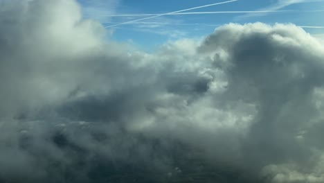Einzigartige-POV-Fliegen-Durch-Einen-Ruhigen-Himmel-Mit-Einigen-Flauschigen-Wolken-In-Der-Goldenen-Minute