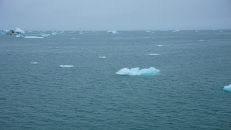Eisstücke-Schwimmen-Im-Kalten-Arktischen-Meerwasser,-Segel-POV