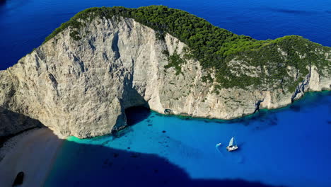 Luftaufnahme-Des-Navagio-Strandes,-Natürliches-Wahrzeichen-Der-Insel-Zakynthos,-Griechenland