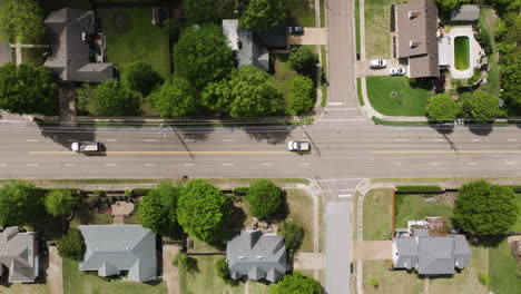 Vista-Aérea-De-Los-Automóviles-Que-Circulan-Por-La-Carretera-A-Lo-Largo-De-Las-Casas-En-La-Ciudad-De-Collierville-En-Tennessee.