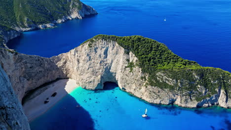 Vista-Aérea-De-La-Playa-Del-Naufragio-De-Navagio,-En-La-Soleada-Zakynthos,-Grecia