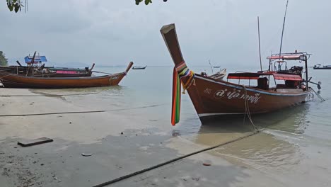 Thailändische-Longtail-Boote-An-Den-Stränden