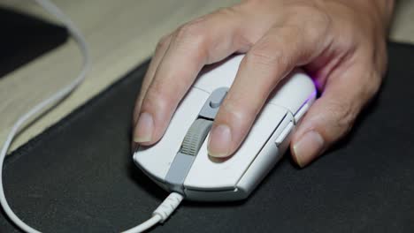 La-Mano-Hace-Clic-Con-El-Mouse-Y-Guía-Suavemente-Sus-Movimientos-Por-La-Pantalla.