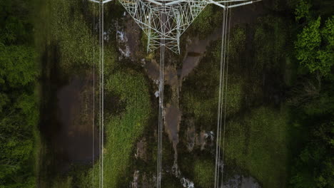 Interessante-Landschaft,-Die-Natur-Und-Moderne-Welt-Vermischt---Stromleitungen-über-Sumpf