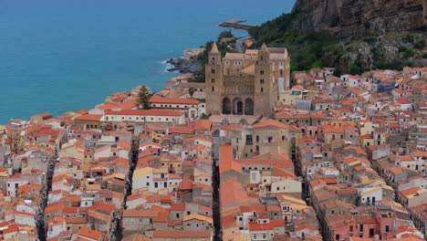 Increíble-Disparo-De-Drone-Sobre-La-Catedral-De-Cefalu-En-Sicilia,-Italia