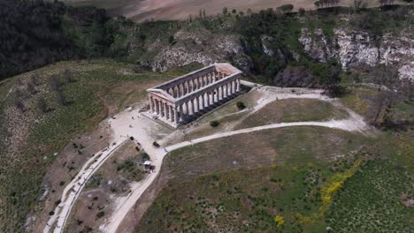 Un-Dron-Se-Aleja-Volando-Del-Templo-De-Segesta-En-La-Provincia-De-Trapani,-Sicilia,-Italia.