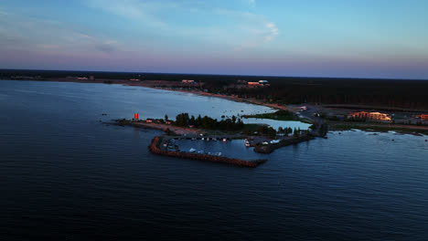 Insel-Keskuskari-Mit-Kalajoki-Dünen-Im-Hintergrund,-Sonnenuntergang-In-Finnland---Luftaufnahme