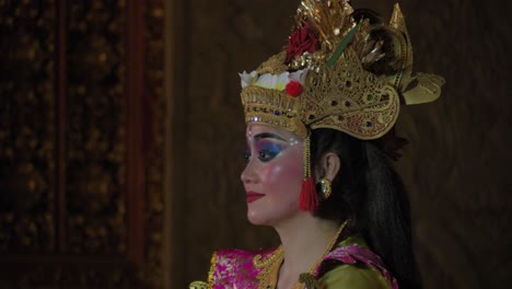 close-up-of-an-actress-portraying-a-scene-from-the-Ramayana,-a-theatrical-performance-from-Bali-island,-Indonesia