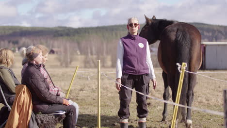 Facilitador-Junto-Al-Caballo-Liderando-Grupo-De-Participantes-En-Equinoterapia