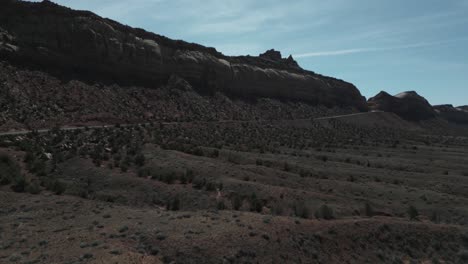 Carretera-Vacía-En-El-Paisaje-Desértico-En-Utah,-EE.UU.-Vista-Desde-Arriba