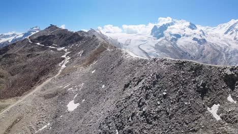 Flug-über-Einen-Wanderweg-In-Den-Alpen-Auf-Dem-Gornergrat,-Zermatt,-In-Der-Schweiz-Mit-Dem-Klaren-Blick-Auf-Einen-Wunderschönen-Gletscher