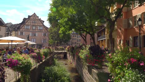 Die-Kaufmannshäuser-In-La-Petite-Venise-In-Colmar-Haben-Verschiedene-Farben:-Sie-Symbolisieren-Die-Art-Der-Geschäfte-Der-Einwohner