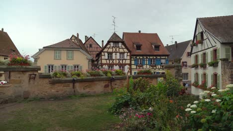 Die-Straßen-Von-Eguisheim-Haben-Farbenfrohe-Fachwerkhäuser-Und-Gärten