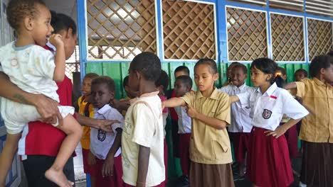 Los-Niños-Nativos-De-Papúa-Esperando-En-El-Aula-De-La-Aldea-Papúa-Agats-Asmat