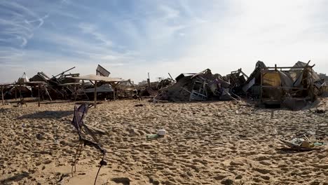 La-Cámara-Revela-Un-Refugio-Abandonado-Y-Destruido-En-Un-Campo-De-Refugiados-En-La-Playa-De-Gaza-Durante-El-Conflicto-De-La-Guerra-Entre-Israel-Y-Hamas,-2024.