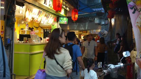 Touristen-Schlendern-Durch-Eine-Belebte-Schmale-Gasse,-Gesäumt-Von-Essensständen,-Souvenirboutiquen-Und-Malerischen-Geschenkläden-In-Der-Alten-Straße-Von-Jiufen,-Einem-Charmanten-Bergdorf-In-Taiwan