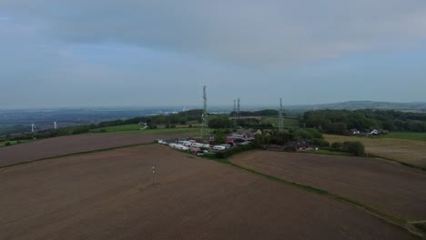 Billinge-Hill-Sender-Antennentürme-Absteigend-Luftaufnahme-Wohnwagenstellplatz-Auf-Kurbel-Wahrzeichen-Mit-Blick-Auf-St.-Helens-Landschaft