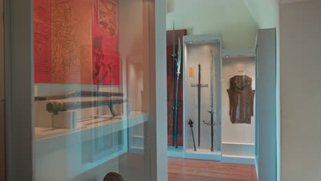 Armamento-Y-Armadura-Medieval-Exhibidos-En-La-Sala-De-Armas-Del-Castillo-De-Trakoscan,-Croacia