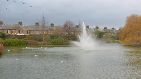 Profilansicht-Des-Blessington-Street-Beckens-Mit-Springbrunnen-Am-Teich-In-Dublin,-Irland