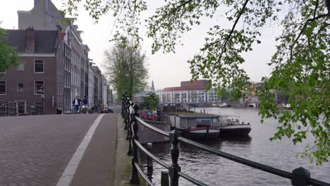 Blick-Auf-Die-Straße-Von-Amsterdam-An-Einem-Sonnigen-Tag