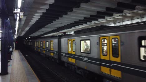 Der-öffentliche-Nahverkehr-Der-U-Bahn-Von-Buenos-Aires-Kommt-An-Der-U-Bahnstation-An
