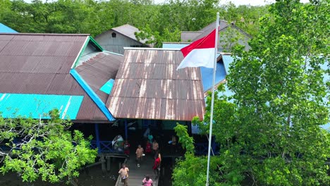 Bandera-De-Indonesia-En-La-Escuela-Primaria-De-La-Aldea-Aérea-Rural-Del-Sudeste-Asiático