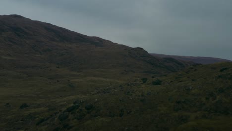 Low-Dolly-Im-Flug-Im-Hochland-Der-Isle-Of-Mull,-Schottland-Offenbart-Eine-üppige-Grüne-Berglandschaft