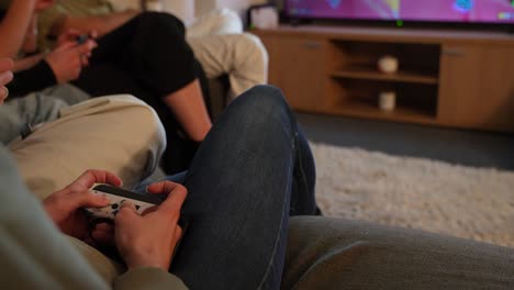 Leute-Spielen-Zu-Hause-Videospiele-Mit-Nintendo-Switch