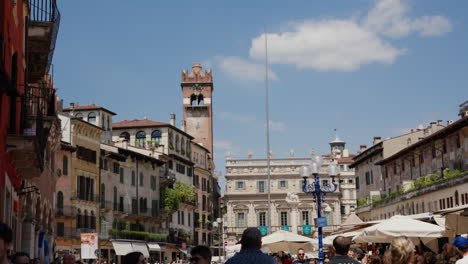 Bulliciosa-Plaza-Del-Mercado-En-La-Histórica-Verona-Con-Arquitectura-Antigua