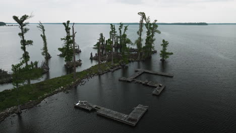 Old-And-Broken-Wooden-Dock-At-Reelfoot-Lake-State-Park-In-Tiptonville,-Lake-County,-Tennessee