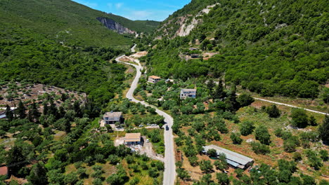 Sinuoso-Camino-De-Tierra-En-La-Base-Del-Valle-Mediterráneo-Conduce-A-La-Playa-De-Daiving-Navagio-Grecia