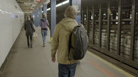 Menschen-Auf-Dem-Bahnsteig-Der-U-Bahnstation-110th-Street-In-New-York-City