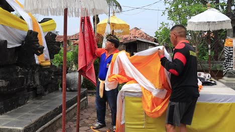 Balinesische-Hindus-Bereiten-Sich-Auf-Das-Gebet-In-Ihrem-Tempel-In-Pekalongan-Vor,-Indonesien,-22.-März-2023