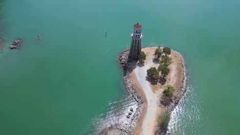 Faro-Solitario-En-El-Promontorio-Con-Pintoresca-Playa-Tropical