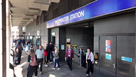 Multitud-De-Personas-Entrando-Y-Saliendo-De-La-Estación-De-Westminster-En-Londres-Durante-El-Día.