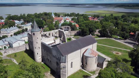 órbitas-Aéreas-Ruina-Del-Castillo-Medieval-En-Haapsalu-Estonia,-Sitio-Turístico