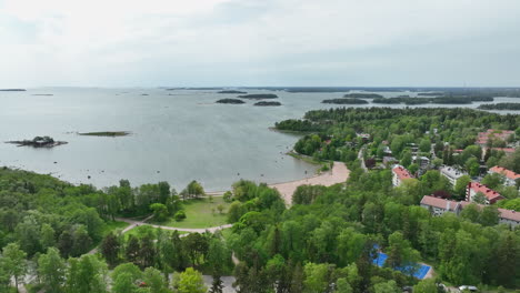 Vista-Aérea-Alrededor-De-La-Playa-De-Kasinonranta,-Verano-En-Lauttasaari,-Finlandia