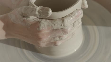 Eine-Keramikerin-Bei-Der-Arbeit-An-Der-Töpferscheibe