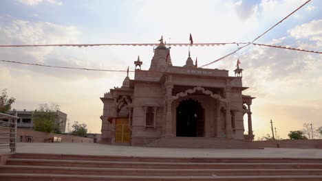 Templo-Hindú-Artístico-Con-Un-Espectacular-Cielo-Al-Atardecer-Por-La-Noche-Desde-Una-Perspectiva-única,-El-Video-Fue-Tomado-En-El-Templo-Shri-Yade-Mata-Pawan-Dham-Jodhpur-Rajasthan-India