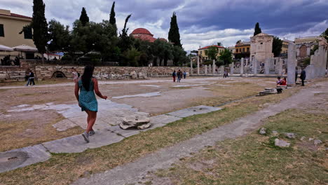 Hermosa-Mujer-Vestida-De-Verano-Caminando-En-El-Foro-Romano-De-Atenas-Y-Tomando-Fotografías