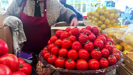 Couple-is-buying-fruits-on-the-Campeche-central-market