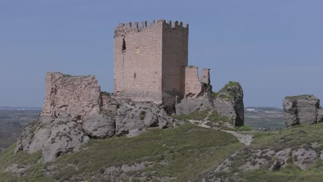 Orbitalflug-über-Die-Burg-Von-Oreja-Aus-Dem-9.-Jahrhundert.-Im-Vordergrund-Der-Turm-Der-Homenaje.-Vor-Dem-Hintergrund-Des-Blauen-Himmels-Sehen-Wir-Die-Ma-Der-Herrlichen-Lage-Der-Festung-Ontigola-In-Spanien.