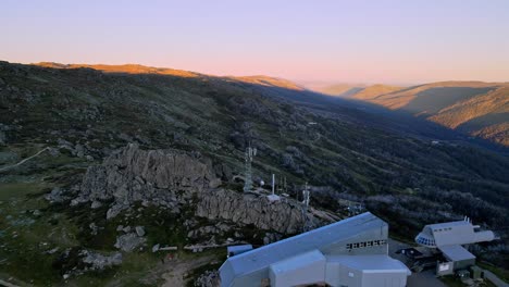 Mobile-phone-transmission-network-tower-and-ski-chairlift-on-mountain-in-Thredbo,-New-South-Wales,-Australia