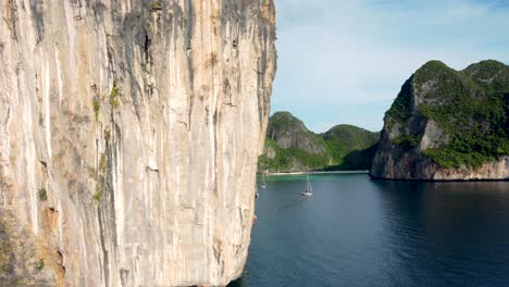 Bahía-Maya,-Revelar-Detrás-Del-Acantilado,-Isla-De-Ko-Phi-Phi-Le---Provincia-De-Krabi-Tailandia